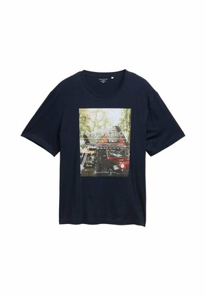 Tricou din bumbac de culoare albastru închis, cu mâneci scurte și guler rotund, având un imprimeu grafic cu un vehicul roșu și textul "TOM TAILOR".
