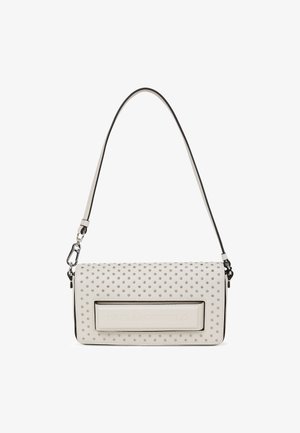 Hvit falsk lær håndveske med pregete prikkemønstre, svart kant og sølvfarget maskinvare. Har en flat frontlomme med logo-detalj.