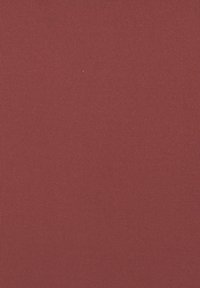 Tissu rouge côtelé avec une texture lisse, présentant des lignes verticales. La couleur est vive, avec un motif uniforme tout au long.