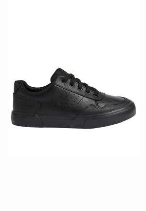 Czarny niski skórzany sneaker z zapięciem na sznurówki, perforowanym bocznym panelem i grubą gumową podeszwą, widoczny z boku na białym tle.