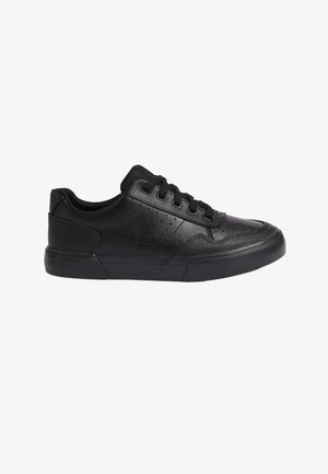Czarny niski skórzany sneaker z zapięciem na sznurówki, perforowanym bocznym panelem i grubą gumową podeszwą, widoczny z boku na białym tle.