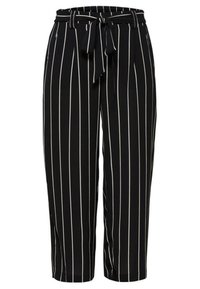 Pantalon rayé noir et blanc avec ceinture nouée, longueur raccourcie et texture de tissu lisse. Présente une coupe classique à jambes droites.