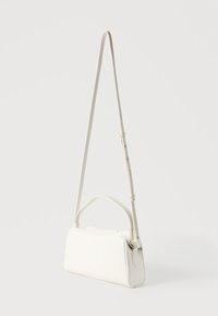 Λευκή ορθογώνια τσάντα χειρός από λείο υλικό, με μακρύ ρυθμιζόμενο ιμάντα και κοντή χειρολαβή, με διακριτικές ραφές.