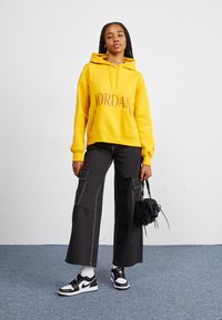 Jordan Sudadera - yellow ochre/dusty peach
