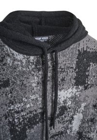 Zwarte en grijze gebreide hoodie met trekkoorden en een patroon met textuur.