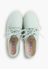 Scarpe in tela verde chiaro con punta arrotondata, design con lacci e suola in fibra naturale. Presentano un branding colorato sulla fodera interna.