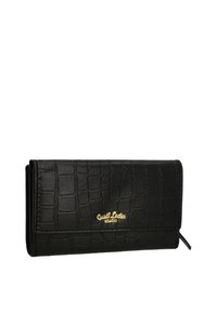 Portafoglio in pelle nera con texture goffrata effetto coccodrillo e logo dorato "Gusti Leder studio" sulla patta frontale, cursore della cerniera visibile di lato.