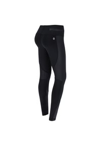 Leggings atletici neri con un design aderente, texture liscia, vita integrata e dettagli in rete vicino alle ginocchia.