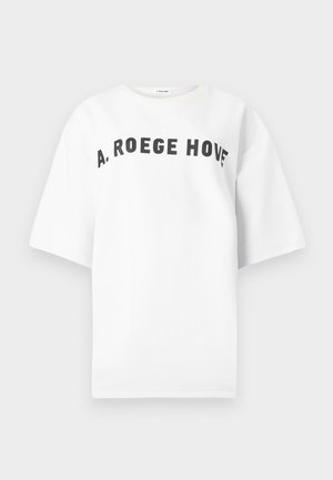 Λευκό T-shirt με κοντό μανίκι, με μαύρο κυρτό κείμενο «A. ROEGE HOVE» τυπωμένο στο στήθος, εμφανιζόμενο σε απλό φόντο.