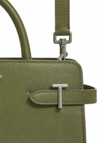 Borsa in pelle verde con finitura texturizzata, dotata di hardware argentato, manico superiore e tracolla rimovibile.
