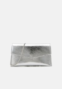 Sac pochette argenté avec un éclat métallique, design structuré en forme d'enveloppe, bandoulière chaîne, et fermoir à rabat anguleux et net.