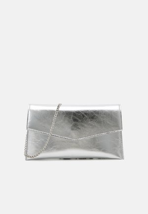 Bolso de mano plateado con brillo metálico, diseño estructurado tipo sobre, correa de cadena y cierre con solapa angular y afilada.