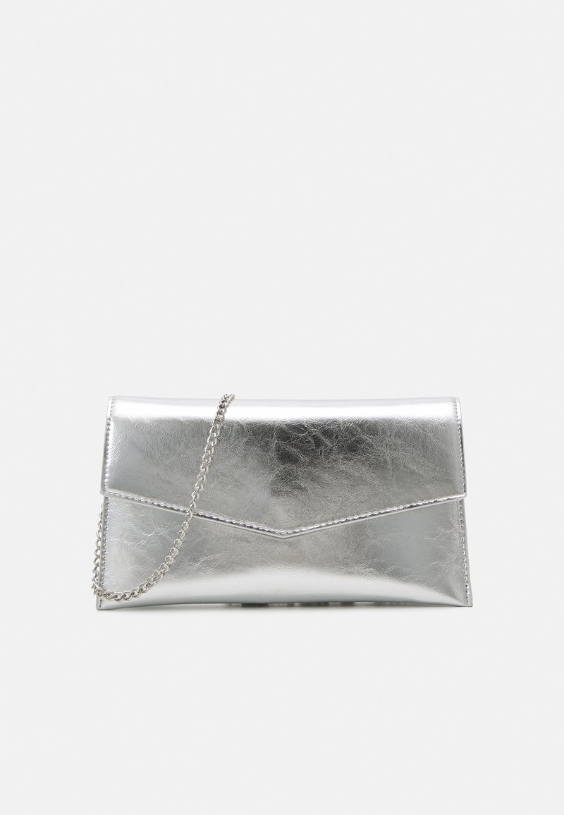 Sac pochette argenté avec un éclat métallique, design structuré en forme d'enveloppe, bandoulière chaîne, et fermoir à rabat anguleux et net.