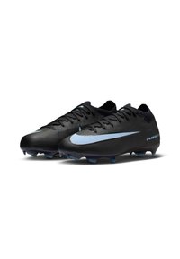 Botas de fútbol negras con una superficie texturizada, que presentan un swoosh de Nike en azul claro y la marca "AIR", de perfil bajo y con múltiples tacos en la suela.