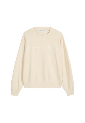 Kremowy sweter z okrągłym dekoltem i prążkowanymi mankietami, z wytłoczonym napisem "Marc O'Polo" z przodu. Miękka tekstura.