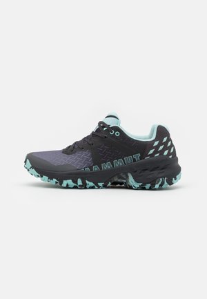 Chaussure de trail running noire et bleu sarcelle avec semelle à motif, lacets et col rembourré, vue de profil latéral sur fond blanc.