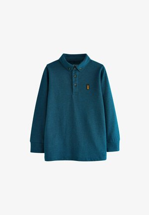 Cămașă polo din material teal cu mânecă lungă, guler, plachetă cu trei butoane și un mic logo brodat cu homar pe piept. Material moale cu textură.