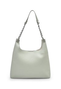 Borsa a mano in pelle verde chiaro con una finitura texturizzata, di forma a mezzaluna e accentuata da una tracolla a catena. Presenta un design minimalista senza hardware visibile.