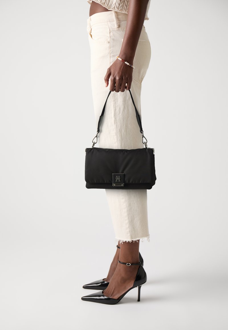 Tommy Hilfiger CROSSOVER - Sac à main - black