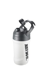 Borraccia sportiva bianca con impugnatura testurizzata, coperchio grigio e tappo a cerniera. La scritta "JUST DO IT." stampata in nero sul lato. Forma arrotondata.