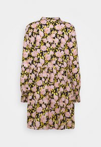 Robe à fleurs avec un fond noir, comportant des fleurs roses et des feuilles vertes, des manches longues et un col à boutons.
