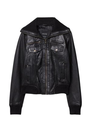 Veste en cuir noire avec grand col replié, fermeture éclair à l'avant, deux poches poitrine avec rabat et boutons, poches latérales, et poignets et ourlet côtelés.