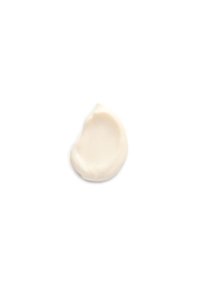 Una goccia di lozione bianca cremosa con una consistenza liscia e lucida, a forma di lacrima, su uno sfondo bianco.