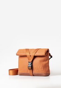 Borsa arancione a ribalta con una tracolla regolabile, dotata di una chiusura a fibbia nera e logo impresso, realizzata in un materiale liscio e resistente.