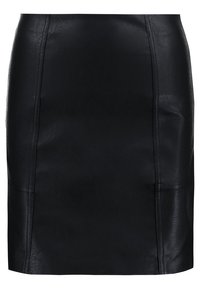 Svart läderkjol med en figursydd design, slät yta och synliga sömmar. Knälång skärning utan ytterligare dekorationer.