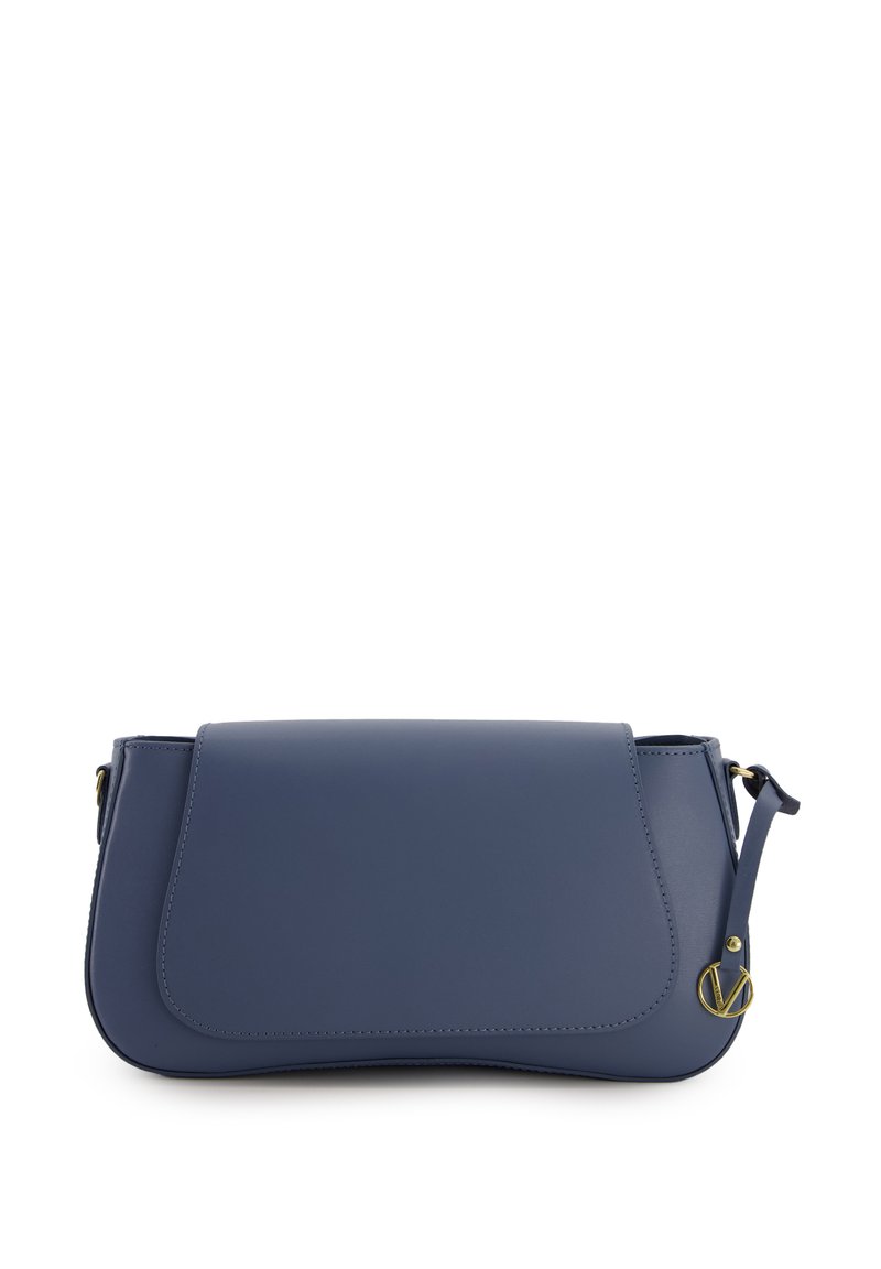 Blå læder crossbody taske med klaplukning, glat tekstur og gyldne hardware-detaljer. Enkel, afrundet design med en lille logo detalje.