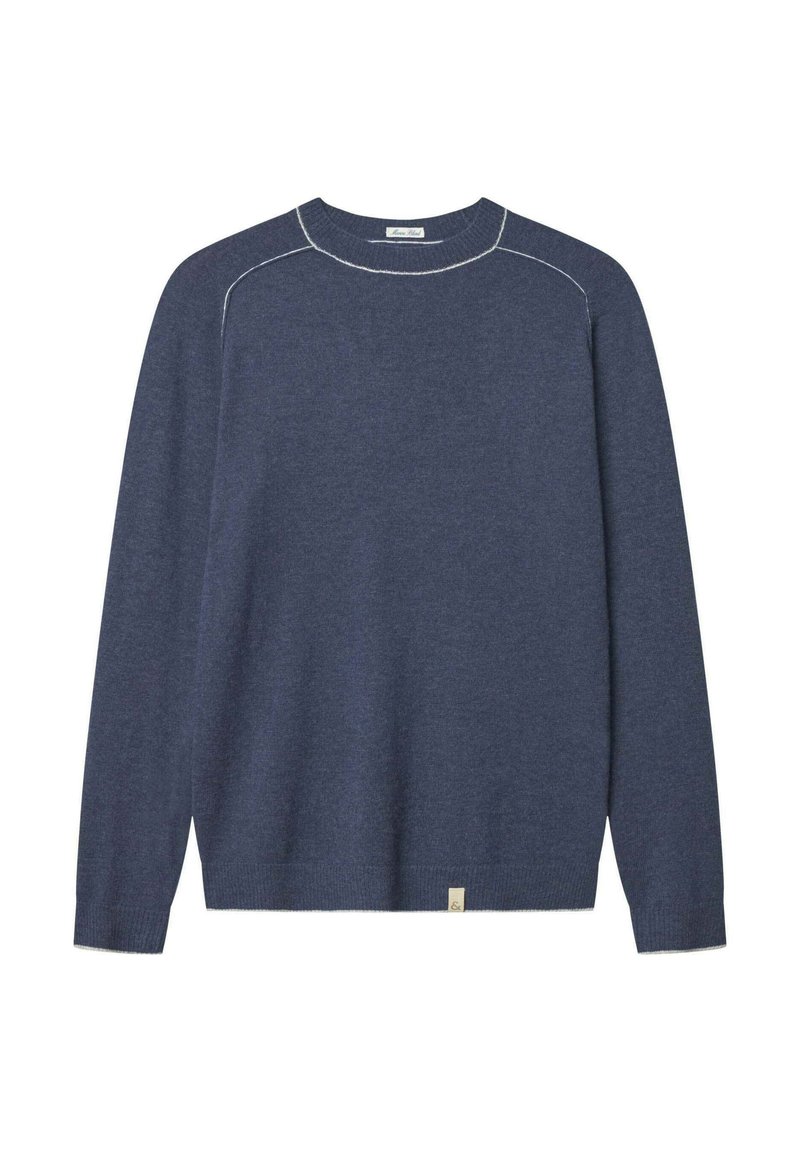 Marineblauer Rundhals-Pullover mit langen Ärmeln, der kontrastierende Nähte und ein kleines Etikett am Saum aufweist. Glatte Textur.