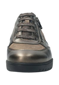 Baskets en bronze métallique avec lacets et fermeture éclair, présentant des matériaux mélangés, une texture lisse et en daim, et une semelle en caoutchouc noir.