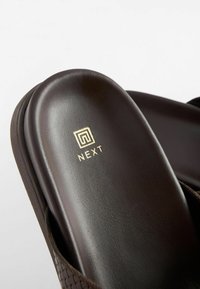 Next EMBOSSED LEATHER TOE POST SANDALS - Zehentrenner - brown