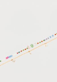 Πολύχρωμο βραχιόλι με χάντρες που διαθέτει χρυσούς κρίκους αλυσίδας, πολύχρωμες γυάλινες χάντρες και διακοσμητικά στοιχεία όπως μικρά κρυστάλλινα γούρια.