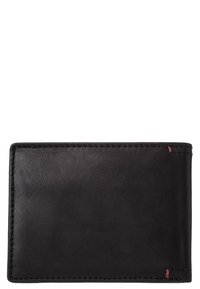 Cartera bifold de cuero negro con costuras visibles y pequeños detalles de hilo rojo en las esquinas superior e inferior derecha.