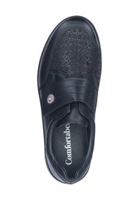 Schwarzer Schuh aus strukturiertem Leder mit Krokodilmuster. Verfügt über einen Klettverschluss und einen dekorativen Knopf. Innen mit dem Aufdruck "Bequem".