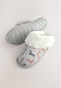 Graue Stoffhausschuhe mit einem weichen, weißen Kunstpelzrand, außen mit einem Muster verschiedener Dackel und einer strukturierten Sohle.