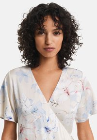 GANT FLORAL PRINT WRAP FRILL - Kasdienė suknelė - putty