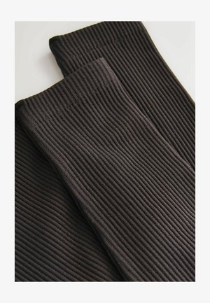 Juoda horizontalinė audinys, turintis tekstūruotą raštą su vertikaliomis linijomis. Medžiaga atrodo minkšta ir tampri, tinkama prigludusiems drabužiams.