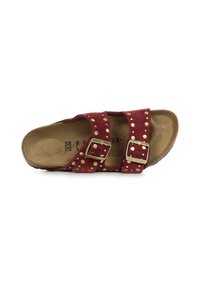Sandale en daim rouge avec deux boucles dorées ajustables et des clous dorés, semelle en liège moulée, taille 38, chaussure gauche.