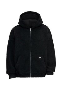 Giacca in pile nera con cappuccio e zip, dotata di tasche laterali e un piccolo etichetta rettangolare sul taschino anteriore.