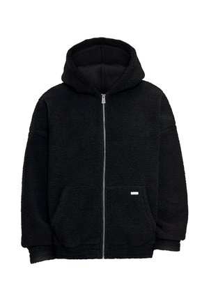 Czarna, zapinana na zamek, polarowa kurtka z kapturem, posiadająca boczne kieszenie oraz małą prostokątną metkę z logo na przedniej kieszeni.