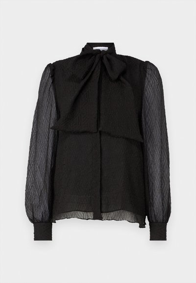 Schwarze Bluse mit strukturiertem Schleifenkragen, texturiertem Stoff, langen durchsichtigen Ärmeln und einer durchgehenden Knopfleiste auf der Vorderseite. Der Saum ist leicht abgerundet.