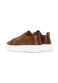 Braune Leder-Sneaker mit glatter Textur, weißer Gummisohle und minimalistischem Design. Merkmale sind eine runde Zehenpartie und sechs Ösen zum Schnüren.