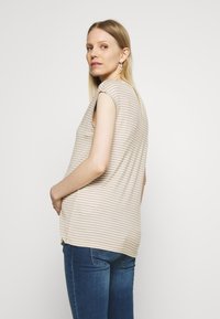 ONLY MATERNITY OLMWILMA - T-shirt estampada - humus/cloud dancer