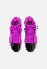 Scarpe sportive di un vivace rosa brillante con una tomaia liscia, lacci coordinati e una punta lucida nera. Tessuto testurizzato con dettagli di branding sottili.