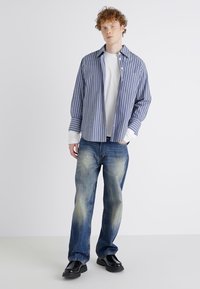 Weekday SPHERE LOW LOOSE - Ohlapne kavbojke - gasoline blue