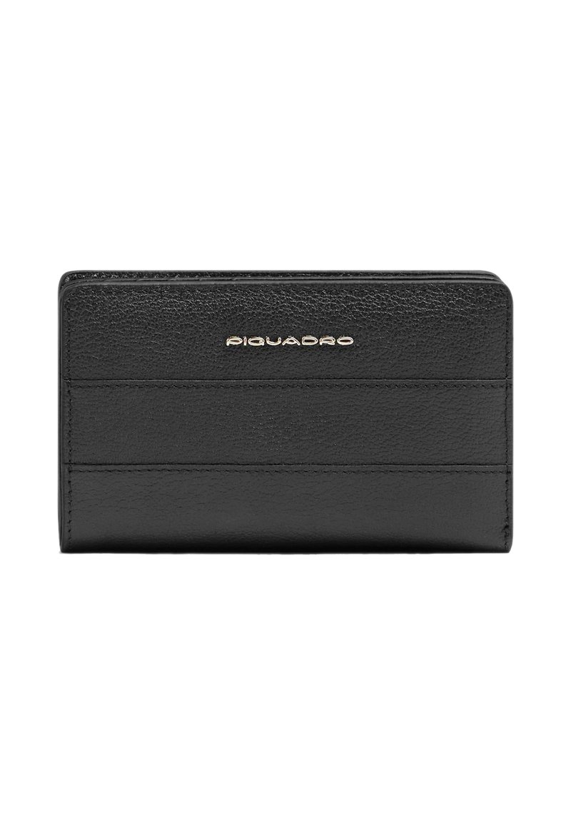 Zwarte leren portemonnee met een gestructureerd oppervlak, voorzien van vakken voor kaarten en een gouden logo. Rechthoekige vorm, minimalistisch ontwerp, gladde randen.