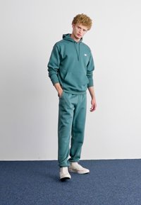 New Balance SPORT ESSENTIALS HOODIE UNISEX - Melegítőfelső - new spruce