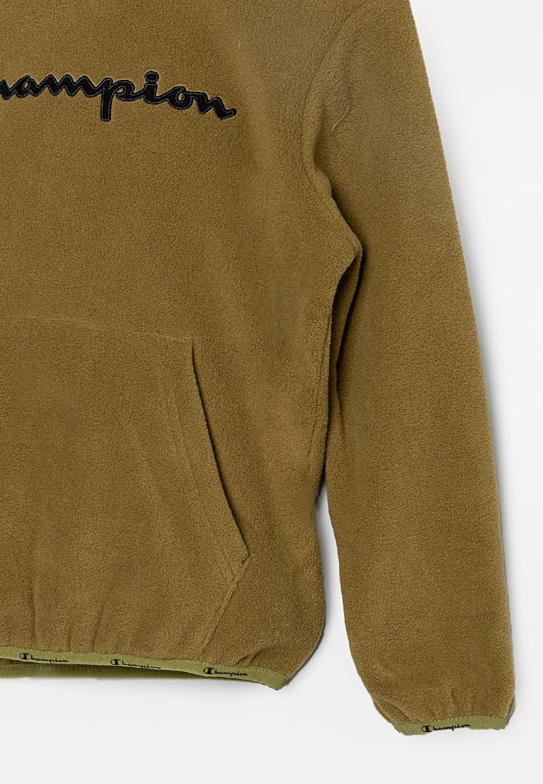 Fleece trui in olijfgroen met zwart "Champion" logo, borstzak, elastische manchetten en zoomdetails, met een zachte textuur.